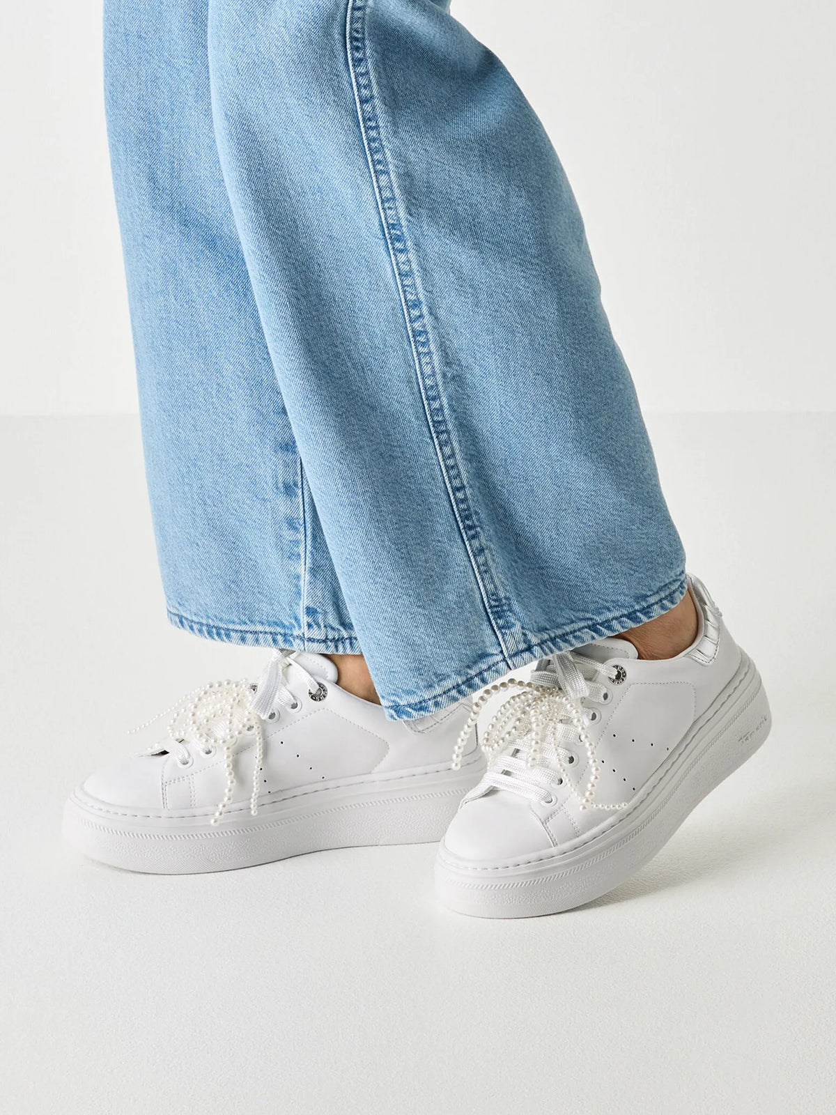 WHITE/SILVER