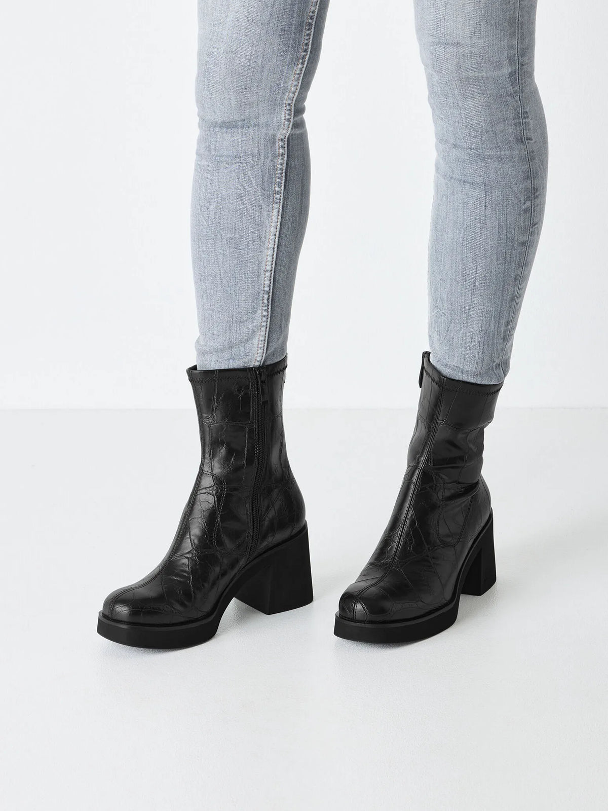 BLACK CROCO